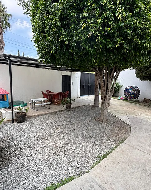 Patio donde se realizan actividades al aire libre y juegos.