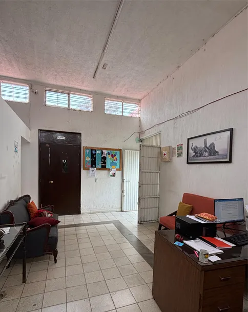 Área de recepción donde se da la bienvenida a los visitantes.